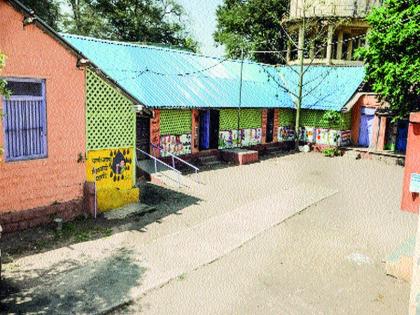 Solutions in the villages: Former student Saraswala Zilla Parishad's school has been transformed to change the color pattern of the school. | ग्रामस्थांमध्ये समाधान : शाळेचे रंग-रूप पालटण्यासाठी माजी विद्यार्थी सरसावले जिल्हा परिषदेच्या दगडी शाळेने टाकली कात!