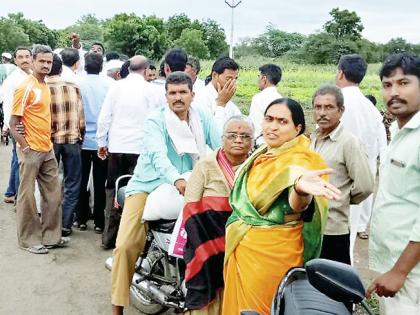 भरपाईसाठी शेतक-यांनी रस्त्याचे काम रोखले
