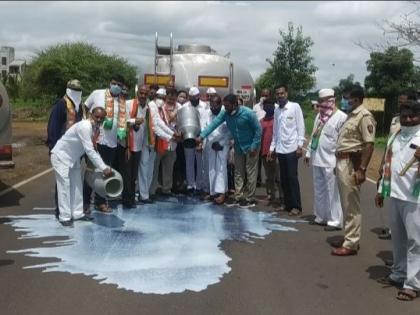 Agitations on Ghoti Sinnar Highway for milk price hike | दूध दरवाढीसाठी घोटी सिन्नर हायवेवर आंदोलन