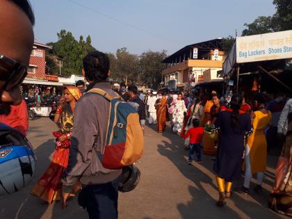 On the first day of the new year, thousands of devotees follow in the footsteps of the deities | नूतन वर्षाच्या पहिल्याच दिवशी  हजारो भाविक देवतांच्या चरणी लीन