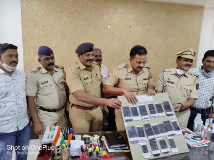 Three arrested for robbing mobiles and cash by two burglars | दोन घरफोडया करुन मोबाईल आणि रोकड लुटणाऱ्या तिघांना अटक