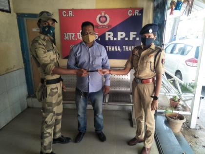 The mobile of the migrant youth was recovered by the security personnel | प्रवासी तरुणाचा मोबाईल सुरक्षा दलाच्या जवानामुळे पुन्हा सुखरुप मिळाला