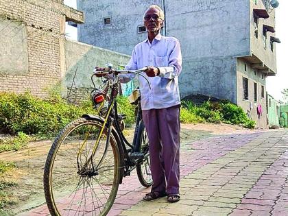 Miles of travels by bicycle Even at the age of 72 | वयाच्या ७८ व्या वर्षीही सायकलनेच मैलांचा प्रवास