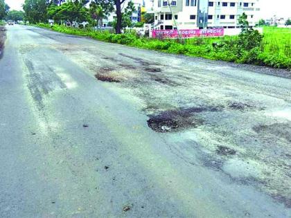 Pathols on the Akola-Washim Highway; The chances of an accident increased | अकोला-वाशिम महामार्गावर खड्डेच खड्डे; अपघाताची शक्यता वाढली