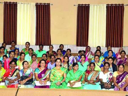 Women farmers felicitated on agriculture day at washim | कृषीदिनी झाला शेतमाऊलींचा सन्मान!