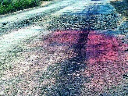 Pavement on the highway by sand transport | रेतीच्या वाहतुकीने महामार्गावर खड्डे