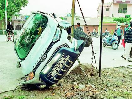 A policeman crushed a pedestrian | पोलीस शिपायाने पादचाऱ्यास चिरडले A policeman crushed a pedestrian | पोलीस शिपायाने पादचाऱ्यास चिरडले