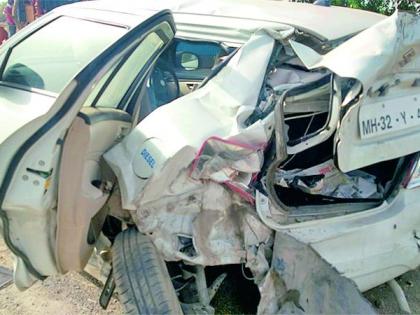 A police officer's private vehicle hit a vertical car; Four serious | पोलीस कर्मचाऱ्याच्या खासगी वाहनाची उभ्या कारला धडक; चार जण गंभीर