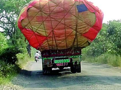 1.15 crores from Overload traffic | ओव्हरलोड वाहतुकीतून १.१५ कोटी