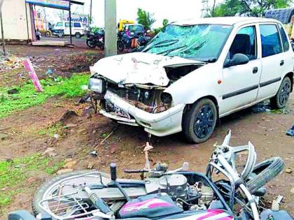 Three injured in a car-bike accident | कार-दुचाकीच्या अपघातात तिघे जखमी