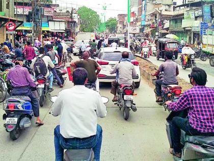 Crowds of citizens flocked to the market as soon as they got relaxed | शिथिलता मिळताच बाजारपेठेत उसळली नागरिकांची गर्दी Crowds of citizens flocked to the market as soon as they got relaxed | शिथिलता मिळताच बाजारपेठेत उसळली नागरिकांची गर्दी