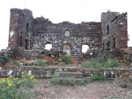 Nizam Shahi's Mardhana, Kalavanti's palace, in the ruins of an archeological site: a dilapidated street, a palace of sorts; Tourist turn around due to lack of infrastructure | निजामशाहीकालीन मर्दानखाना, कलावंतीणीच्या महालाला अवकळा ऐतिहासिक वास्तू भग्नावस्थेत : रस्त्याचे खस्ता हाल, महाल मोडकळीस; पायाभूत सुविधांअभावी पर्यटकांनी फिरवली पाठ