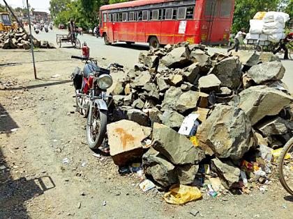 Pusad town road widening speed | पुसद शहर रस्ता रुंदीकरणात प्रचंड दिरंगाई Pusad town road widening speed | पुसद शहर रस्ता रुंदीकरणात प्रचंड दिरंगाई