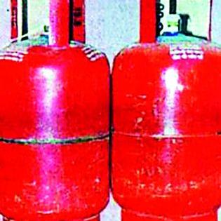 Artificial scarcity of gas cylinders in the Pusad city | पुसद शहरात गॅस सिलिंडरची कृत्रिम टंचाई