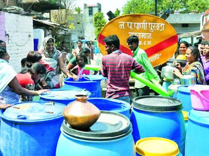 Civic scales on water tankers | पाण्याच्या टँकरवर नागरिकांची झुंबड