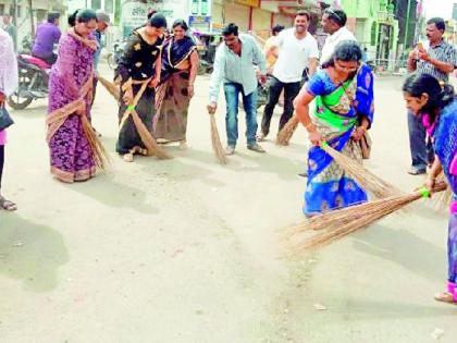 Yavatmal councilors took the broom in their hands | यवतमाळच्या नगरसेवकांनी हातात घेतला झाडू