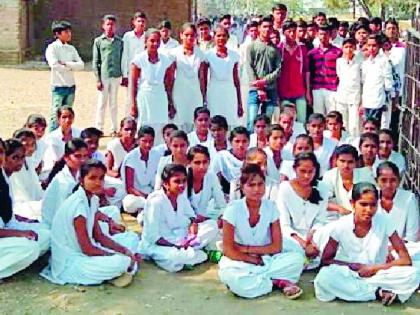 Locker locked for Khairi school for teacher | शिक्षकासाठी खैरी शाळेला ठोकले कुलूप