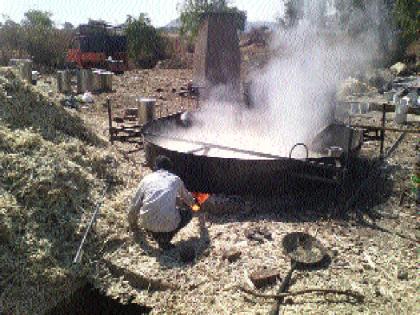 In the drought-like Shirur taluka, the sweetness of the sugarcane slurry | दुष्काळी शिरूर तालुक्यात उसाच्या गु-हाळाचा गोडवा