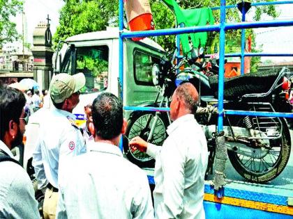  The protesters and the bandhobaasta police force boom! | ...आंदोलनकर्ते अन् बंदोबस्तावरील पोलिसांना टोर्इंगचा दणका !