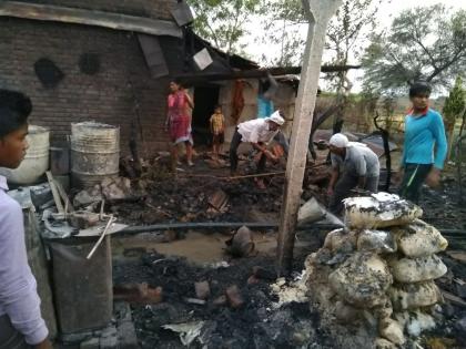 Two houses in Parsoda in Wardha district were burnt in fire | वर्धा जिल्ह्यातील परसोडा येथे दोन घरे आगीत जळून खाक