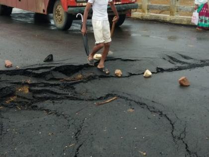 Road collapses in Chandrapur district; Traffic jam | चंद्रपूर जिल्ह्यात पुलावरील रस्ता खचला; वाहतूक कोंडी