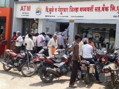 Crowds at farmers' banks for Aadhaar certification | आधार प्रमाणिकरणासाठी शेतकऱ्यांची बॅँकेत गर्दी Crowds at farmers' banks for Aadhaar certification | आधार प्रमाणिकरणासाठी शेतकऱ्यांची बॅँकेत गर्दी