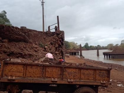 Work on the collapsed bastion of Panchganga river ghat begins | पंचगंगा नदी घाट ढासळलेल्या बुरुजाचे काम सुरू