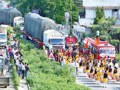 Metro train arrived at Vatagajit | वाजतगाजत आले मेट्रोचे कोच