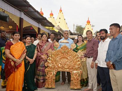 Impressive 45 tola gold plated offering to Ambabai Devi of Kolhapur | Kolhapur: अंबाबाईच्या प्रभावळीला सुवर्णझळाळी, ४५ तोळे सोन्याचा वापर