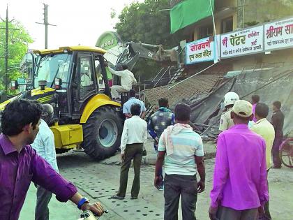 Five truck mounts seized on the road | रस्त्यांवरील पाच ट्रक माल जप्त