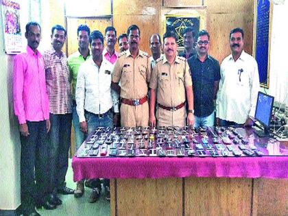  Two gangs robbing mobile phones; Mobile seizure of millions | मोबाइलची चोरी करणाऱ्या दोन टोळ्या  जेरबंद ; लाखोंचे मोबाइल जप्त