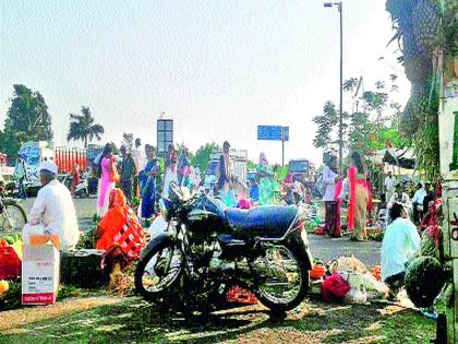  A weekday market on the road ahead of the hotel | हॉटेलसमोरील  रस्त्यावरच भरतो आठवडे बाजार