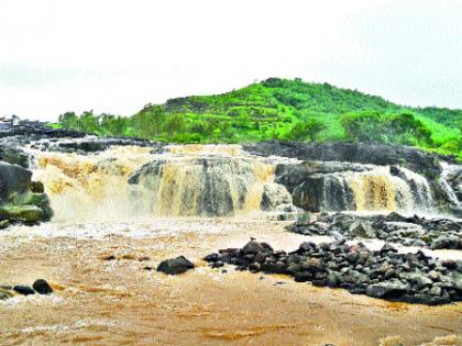  The crowd of tourists to see the waterfalls | धबधबा पाहण्यासाठी पर्यटकांची गर्दी