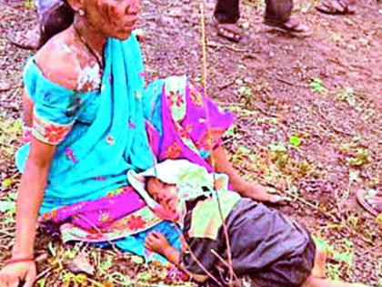 Two-year-old Chimukla was seeking shelter for the devastated mother | दोन वर्षीय चिमुकला उद्ध्वस्त आईच्या कुशीत शोधत होता आश्रय