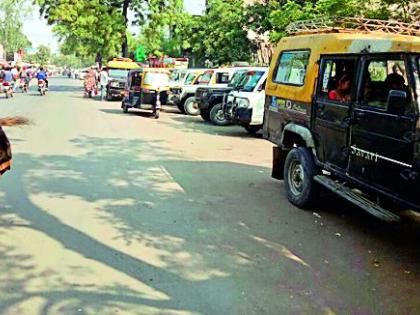 Out-of-town parking | शहरात प्रवासी वाहनांचे नियमबाह्य पार्किंग