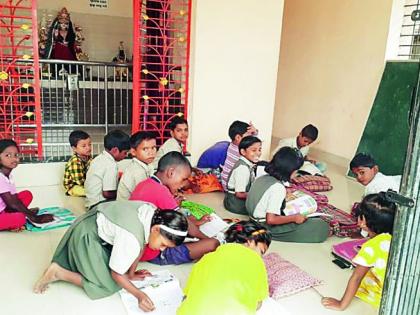 School of Shalanpur is filled at Durga Devi Temple | खोजनपूरची शाळा भरली दुर्गादेवी मंदिरात