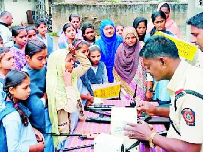 Student information from police officers | विद्यार्थ्यांना पोलीसदादांकडून माहिती Student information from police officers | विद्यार्थ्यांना पोलीसदादांकडून माहिती