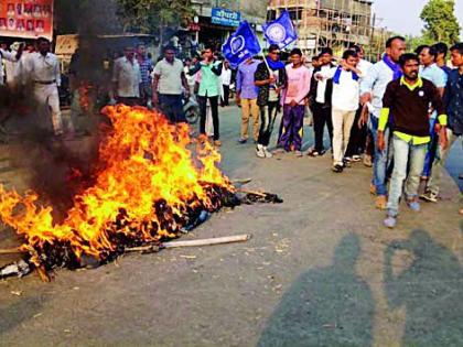 Chief Minister's statue burnt with sarsanghchalakas | सरसंघचालकांसह मुख्यमंत्र्यांचा पुतळा जाळला