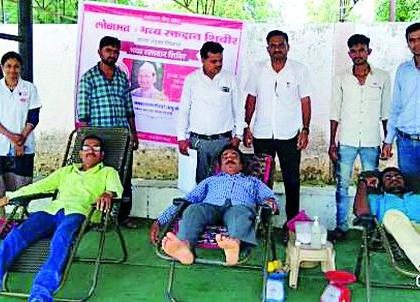 Babuji honored with blood donation | रक्तदानाने बाबूजींना आदरांजली