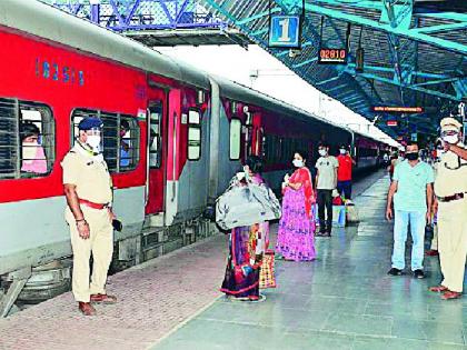 There is no reservation in the mail to Mumbai | मुंबईकडे जाणाऱ्या मेलमध्ये एकही आरक्षण नाही There is no reservation in the mail to Mumbai | मुंबईकडे जाणाऱ्या मेलमध्ये एकही आरक्षण नाही
