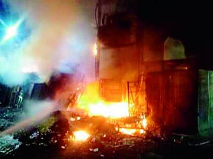 Fire broke out at three shops in the blaze | आगीत तीन दुकाने जळून खाक