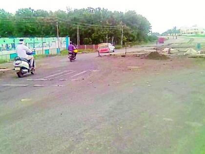 Dangerous turn right on the flight ramp | उड्डाणपुलाच्या उतारावरच धोकादायक वळण