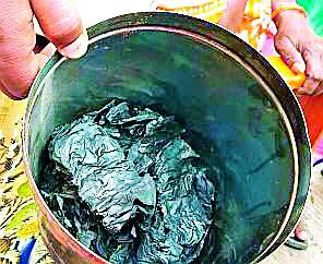 Overcrowded incense burns in steel containers | अतिउष्णतेने स्टीलच्या डब्यातील नोटाही जळाल्या