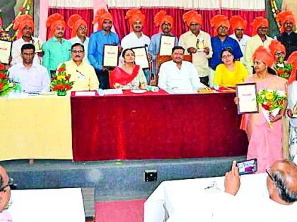 26 Gramsevak Awarded by the awards | २६ ग्रामसेवक आदर्श पुरस्काराने सन्मानित