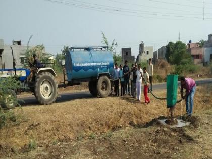 Water conservation of water by tanker at Bhadgaon | भडगाव येथे टँकरने पाणी टाकत वृक्षांचे संवर्धन