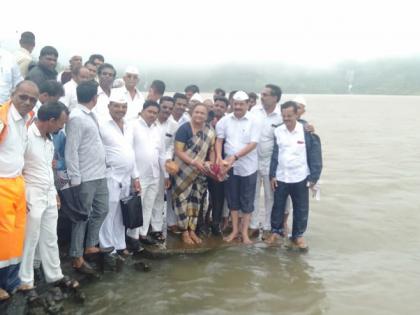 Water worship in the Bhavli dam | भावली धरणातील जलपूजन