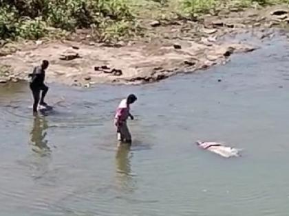 An incident worthy of a horror movie took place in Sangli; A woman was found floating in the Krishna river | Sangli- कृष्णा नदीपात्रात महिला तरंगताना आढळली; पोलिस अन् एक युवक पाण्यात उतरला, तोच..