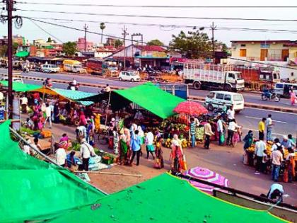 Weekly market on the highway is dangerous | महामार्गावरील आठवडी बाजार धोकादायक