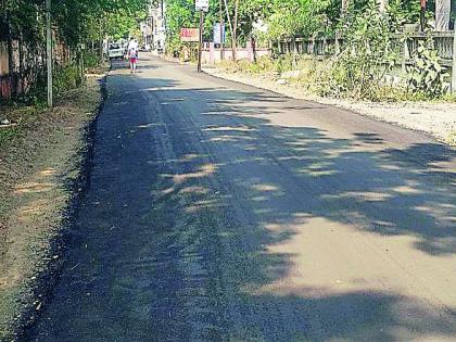 Asphalting of road done without encroachment | अतिक्रमण न काढता केले रस्त्याचे डांबरीकरण