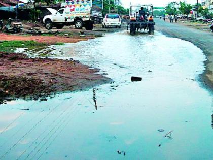 Nalla Tumblia; Water on Virali-Lakhandur road | नाल्या तुंबल्या; विरली-लाखांदूर मार्गावर पाणी